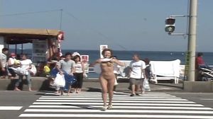 (モ有)ギャルのともみちゃんが笑顔で全裸露出野外プレイを敢行します!見たら野外露出物にハマりますおすすめです。